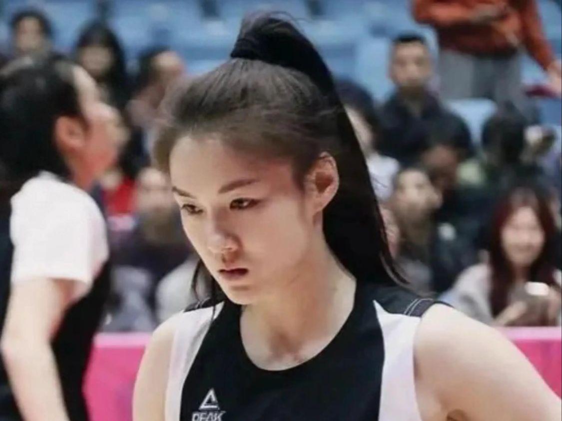 半岛体育官网-光漂亮有啥用？5中1+正负值最低，球迷：回去看王思雨的比赛录像